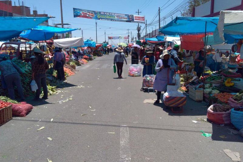 Comerciantes formales desaprueban presencia de ambulantes en alrededores.