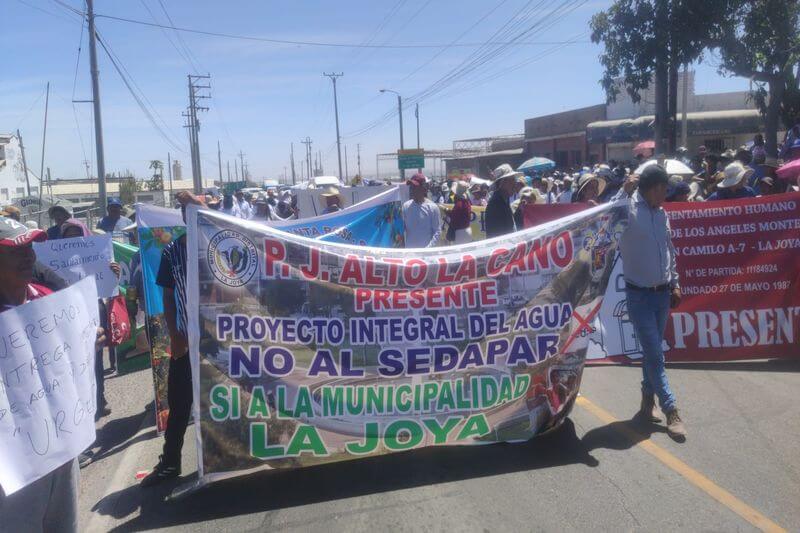 Población enfurecida con actos de gobernador regional. No cumpliría su palabra.