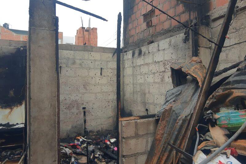 Familia solo puso salvar parte de mercadería de su tienda de abarrotes.