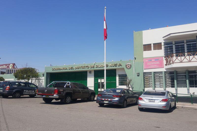 Seis delincuentes con pistolas y armas de cañon largo asaltaron una vivienda, ubicada en la asociación 28 de Agosto, comité 11, Mz. 393, lote 12, la mañana de este viernes y maniataron a un menor de edad para luego robar dinero en efectivo.