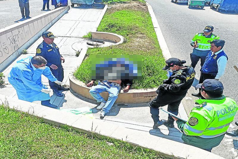 Un hombre de unos 35 a 40 años de edad fue encontrado sin vida en la berma central de la avenida Jirón Jorge Basadre la mañana de este viernes. Lo habían despojado de sus pertenencias personales.