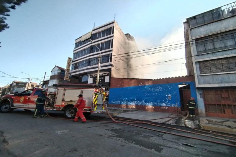 Dos bomberos también resultaron afectados por la inhalación de humo.