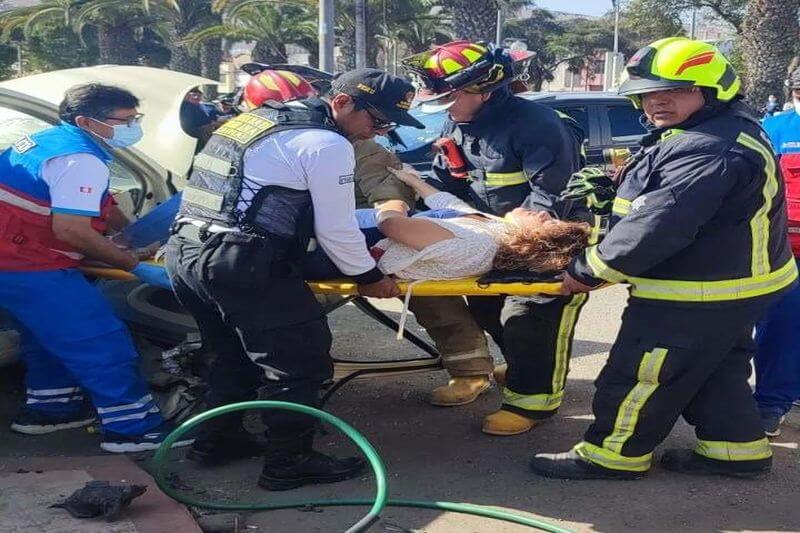 Una de las conductoras tuvo que ser evacuada al hospital Hipólito Unanue.