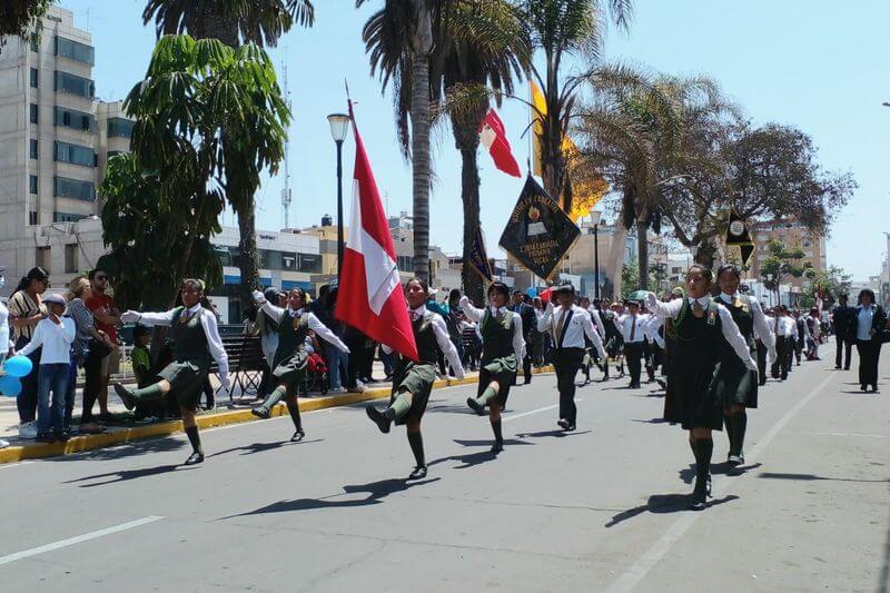 Docentes y estudiantes participaron este domingo de desfile en el Paseo Cívico.