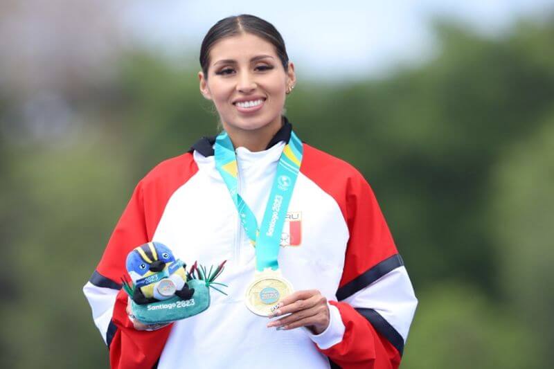 Kímberly García ganó la medalla de oro en marcha 20 km en los Juegos Panamericanos Santiago 2023. Evelyn Inga quedó en tercer lugar, consiguiendo la presea de bronce.