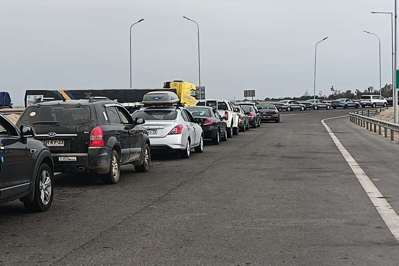 Ante la deficiente atención en frontera muchos turistas optan por retornar a Arica.