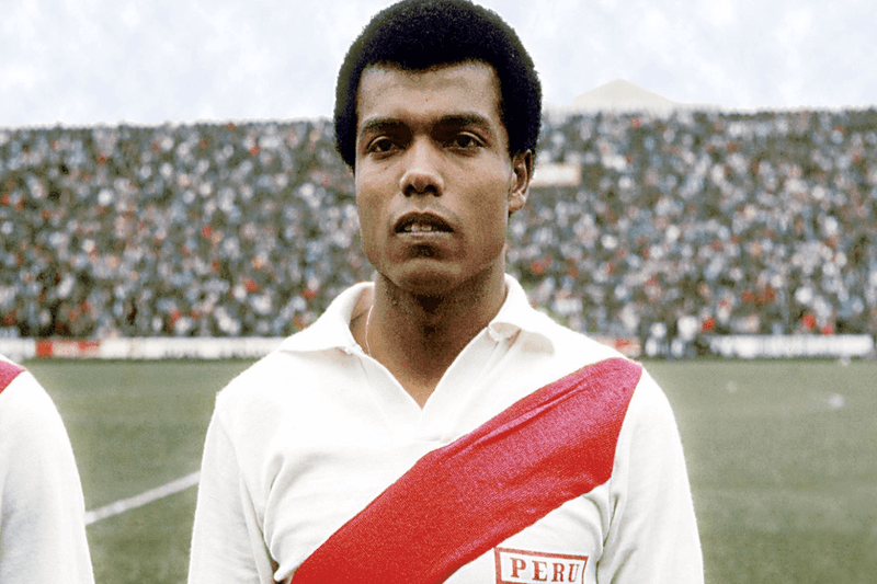 ¿Cuáles son los futbolistas peruanos más famosos en el mundo?