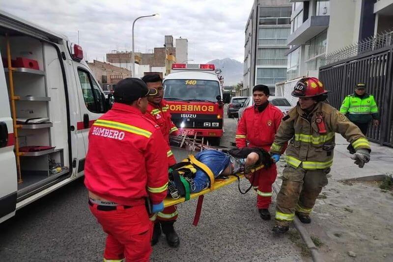 Bomberos tuvieron que cortar fierros para poder liberar a joven de 25 años.