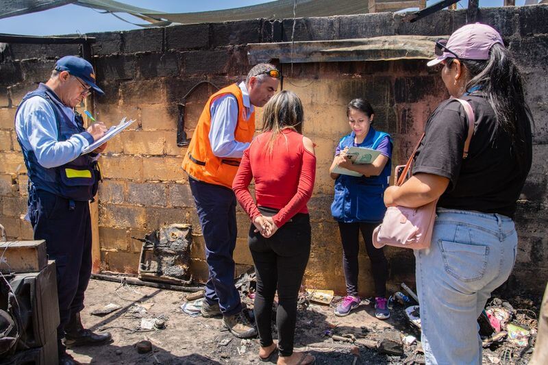 Un psicólogo de Demuna brinda apoyo a los cuatro niños damnificados.