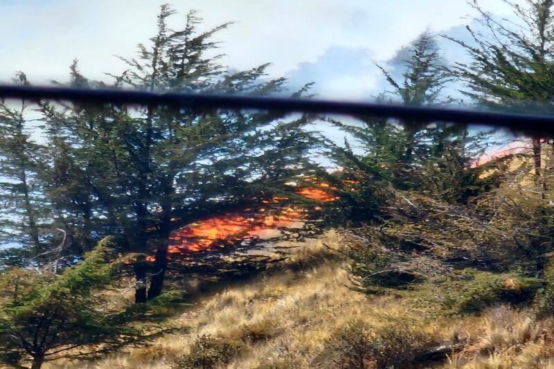 Fuego ardió por más de dos horas en el cerro Azoguini quemando casi toda la ladera oeste.