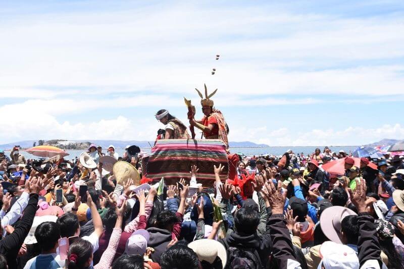 Pareja mítica saliendo del lago Titicaca.