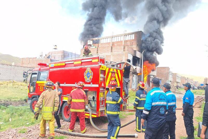 Bomberos arriesgaron su vida para extinguir el fuego.