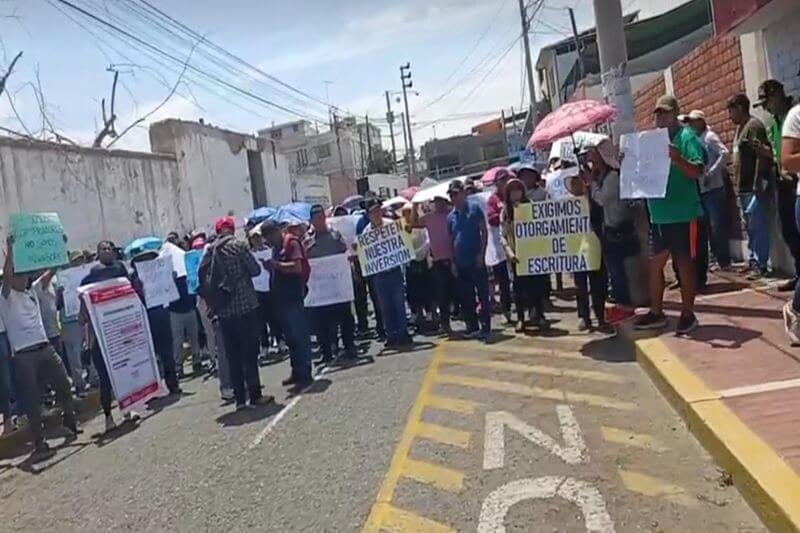 Integrantes de Asoc. Villa Los Jardines llegaron a municipio en movilización.