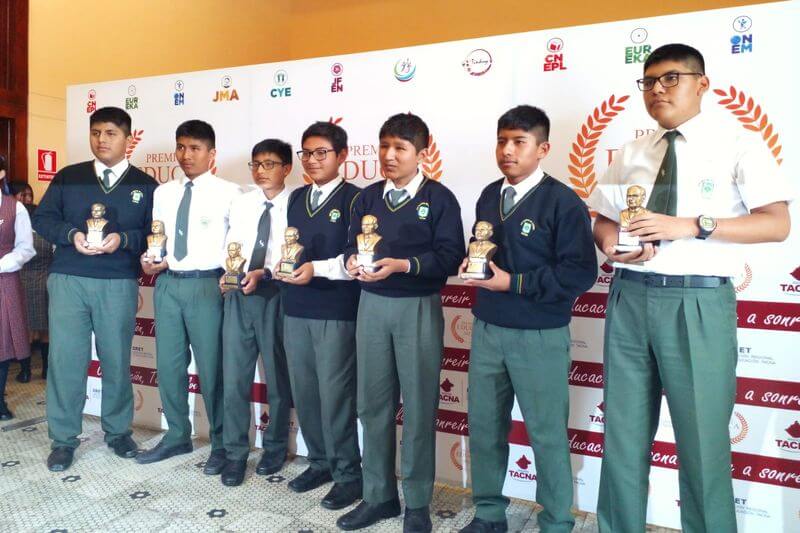 Alumnos de diferentes colegios de Tacna fueron distinguidos en acto.