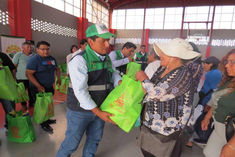 Juan Ordóñez repartió regalos a ilabayeños en Tacna.