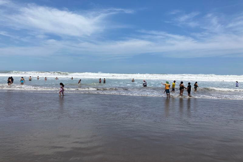 Muchas personas acuden a recibir el Año Nuevo a las playas de Arequipa.