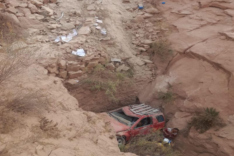 Varón sobrevivió de milagro debido a que unidad terminó atorada entre dos muros.