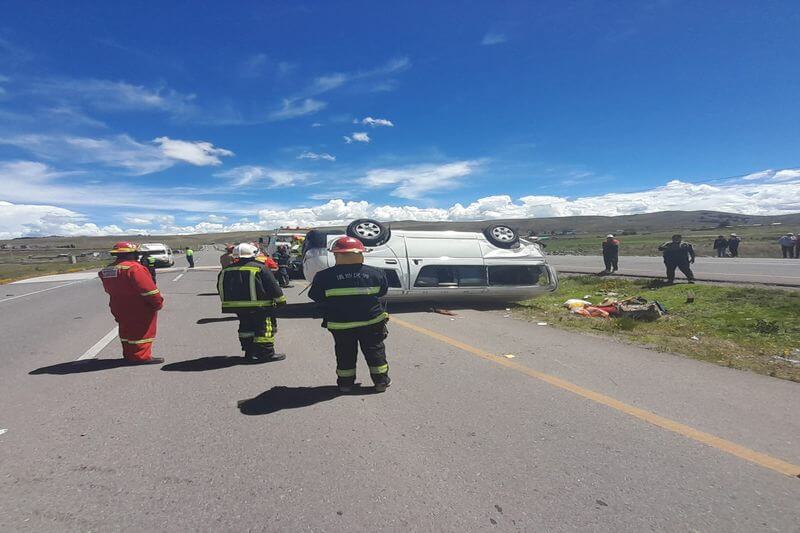 Combi de placa chilena quedó con las llantas arriba debido a la violencia del choque.