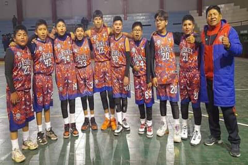 Los niños basquetbolistas junto al DT Santos Choque.