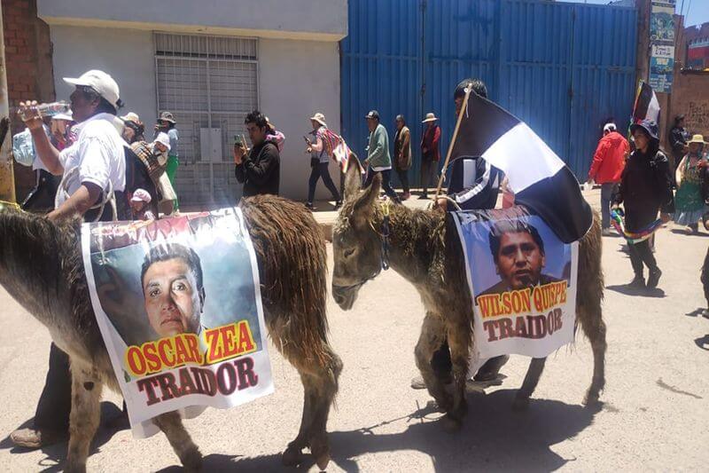 Fueron paseados en Juliaca con cartelones de traidor.