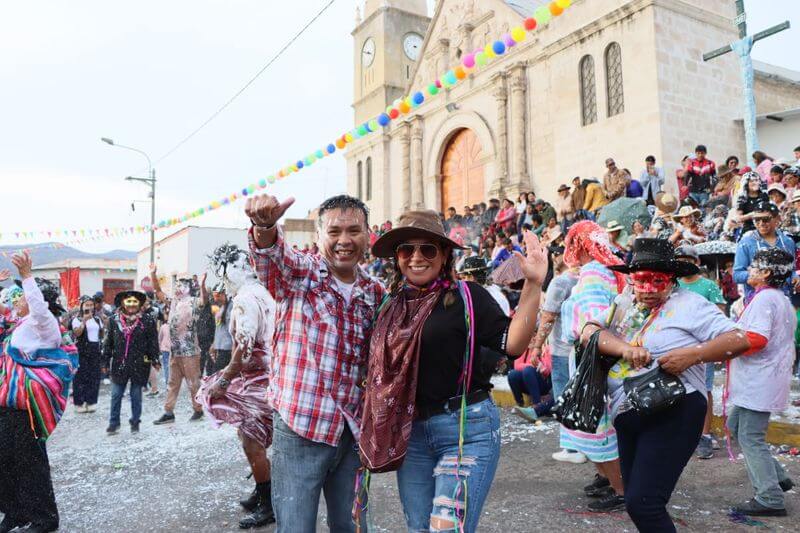 Alcalde Kenny Menéndez lideró los festejos de este domingo en Tarata.