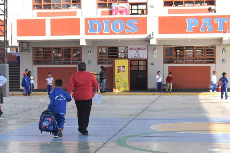 Padres consideran que en instituciones educativas del cercado la enseñanza es mejor.