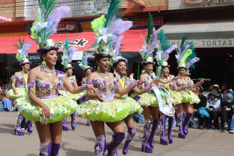 Trajes de estrenos con colores llamativos y con brillantes. Los cantos, coquetería de las damas y fuerza de los varones, reinaron en el escenario