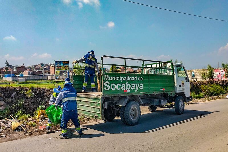 Los municipios deben darles sombreros, bloqueador, lentes de sol y más.