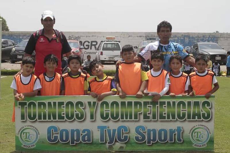 Escuela de Fútbol Revolución Toro Lazo con uno de sus equipos. Nenes son los más entusiastas.