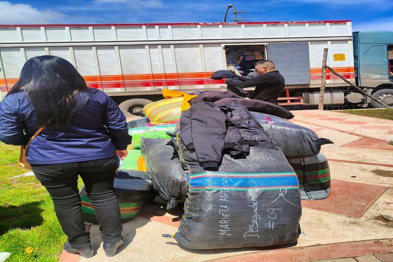 Varias prendas entre buzos, polos, poleras y otros de conocidas marcas.