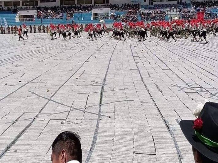 Danzarines con dificultades por mal estado del cobertor.