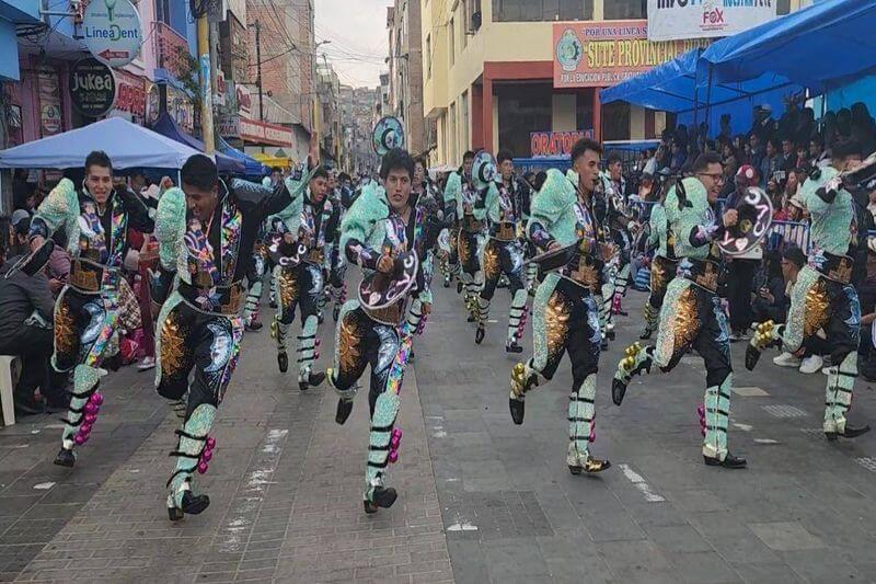 Deleitaron con su espectacular baile en la Parada en Puno.