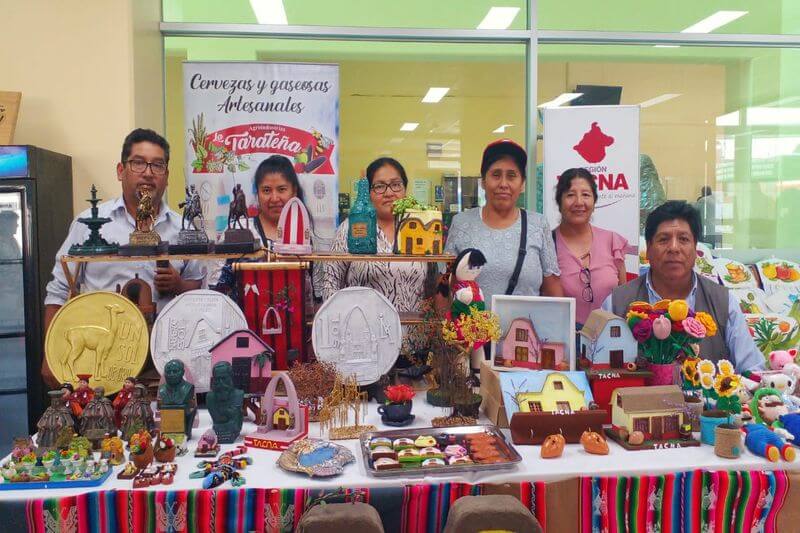 Asociaciones participaron en feria por el Día del Artesano Peruano.