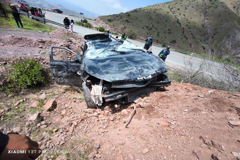 Vehículo que salió de Puno sufrió serios daños debido a despiste y volcadura.