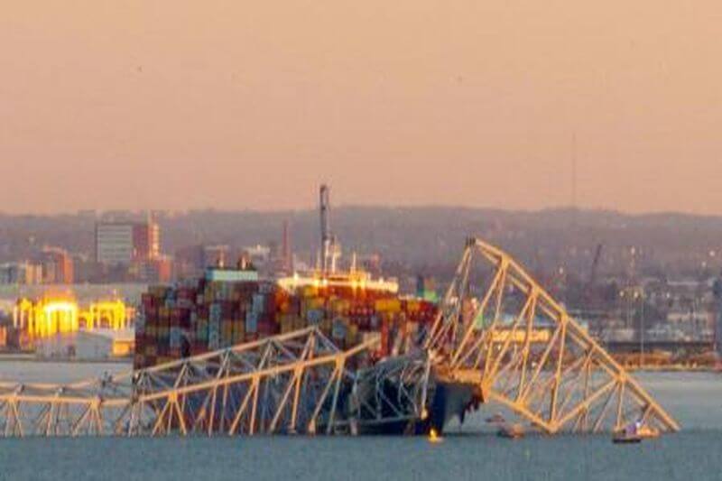 Puente en Baltimore se derrumba tras ser golpeado por un gran barco