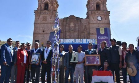 Sin Fronteras entregó imponente trofeo a Unukajas de Azángaro.
