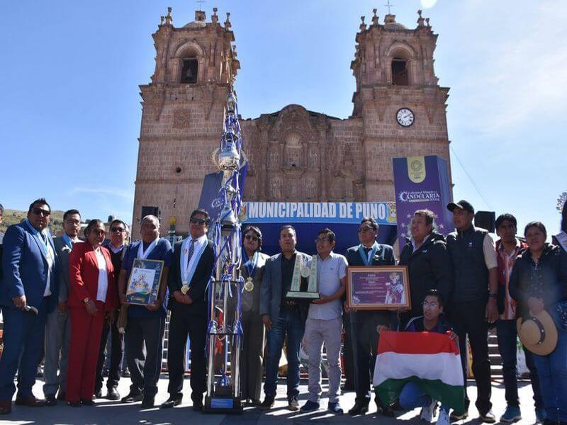 Sin Fronteras entregó imponente trofeo a Unukajas de Azángaro.