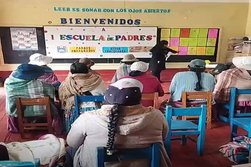 Desarrollan escuela de padres en Institución Educativa Primaria de Chipiani