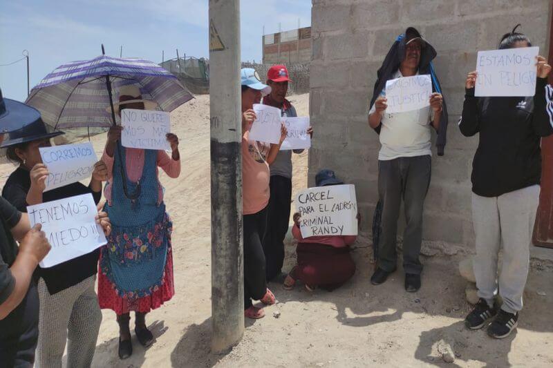 Vecinos de la asociación Talleres Vilurcuni protestaron la mañana de este viernes.