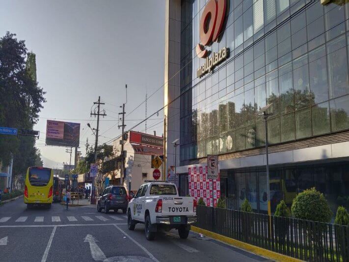 Ningún vigilante escuchó el ruido ni la alarma del conocido centro comercial.