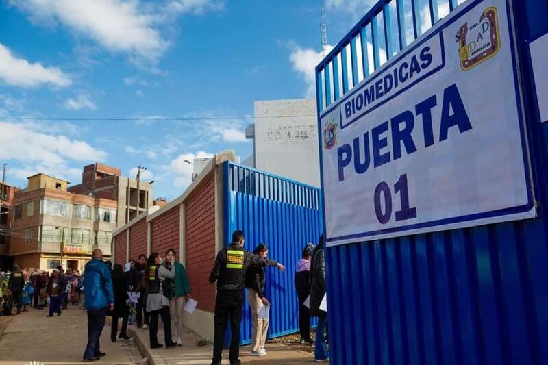 Masiva concurrencia de postulantes y sus padres.