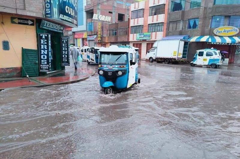 Calles inundadas en Juliaca y San Miguel.