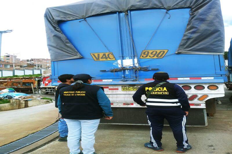 Vehículo también transportaba sacos de frijoles rojos.