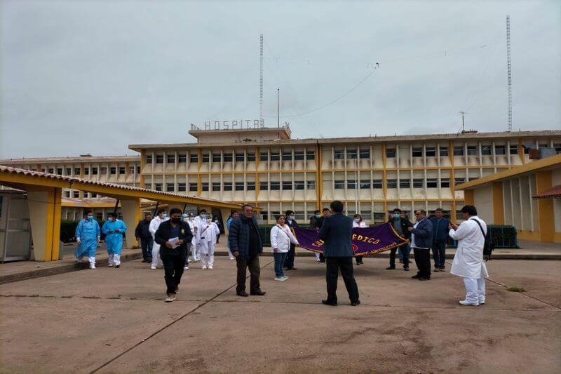 Médicos protestan en el hospital Monge Medrano.