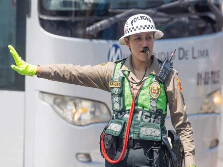 Es el efectivo policial asignado al control de tránsito y carreteras el único competente.