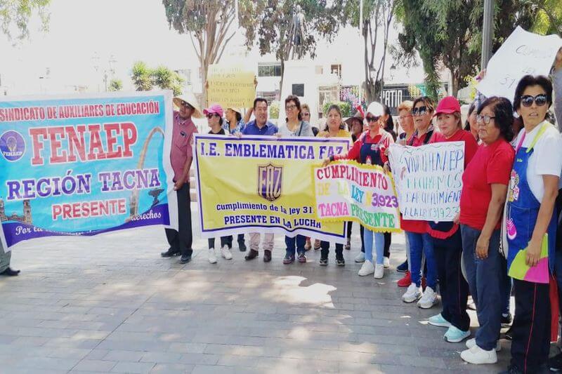 En Tacna exigen atención más de 300 auxiliares de educación.