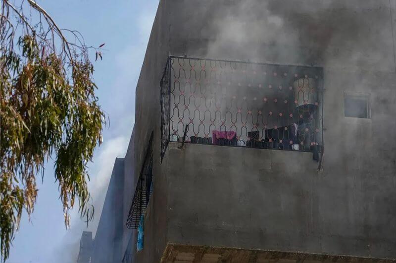 El humo sale de un edificio durante un ataque militar israelí en el campo de refugiados de Al Nusairat, al sur de la ciudad de Gaza.