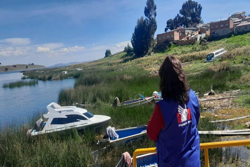 Denuncian contaminación del Lago Titicaca.