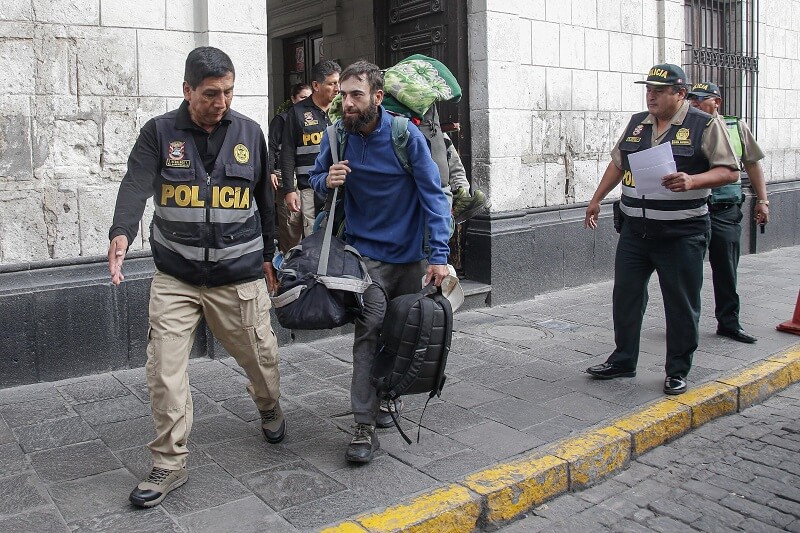 Policía los expulsó por la frontera de Bolivia.