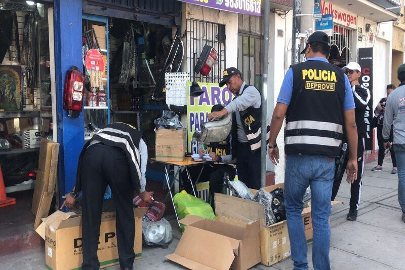 Policía operativo en tiendas de la calle Puno